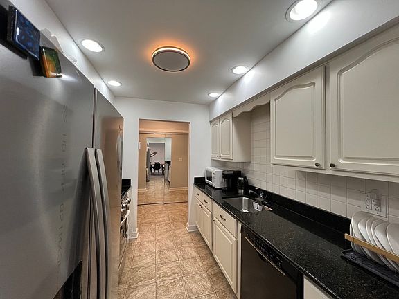 5th image of 400 Thames Pkwy APT 3E