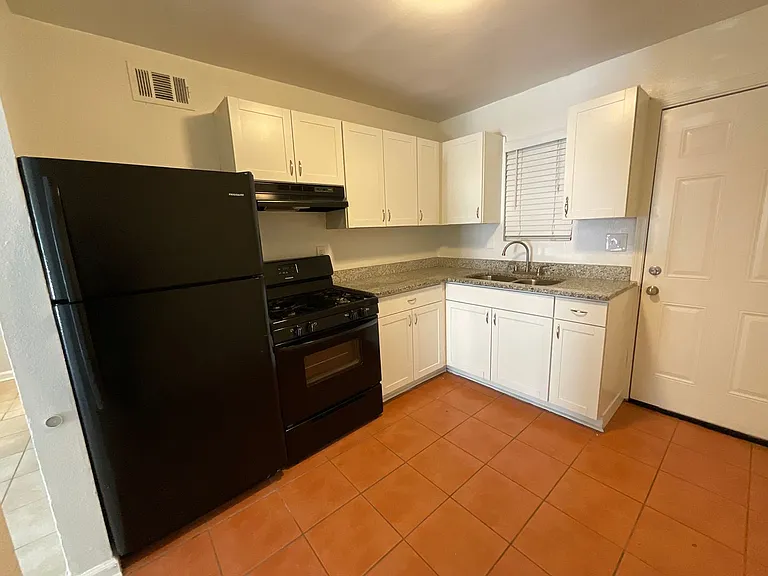 Willow Creek Apartments — Photo 5