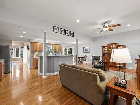 5th image of 8509 W 90th Ter
