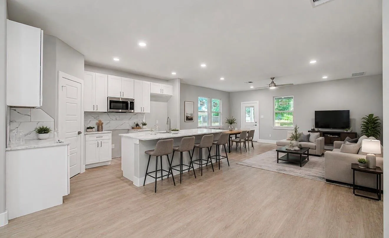 3 bed, 2.0 bath, 1900 sqft, $2,200 — Photo 2