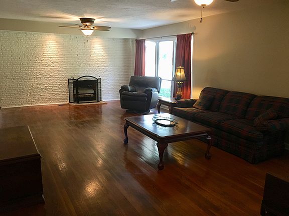 Spacious living room 