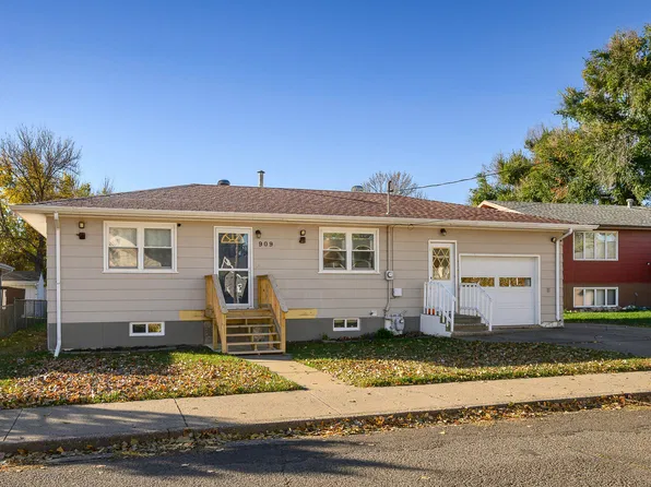 909 1st St SE, Mandan, ND 58554