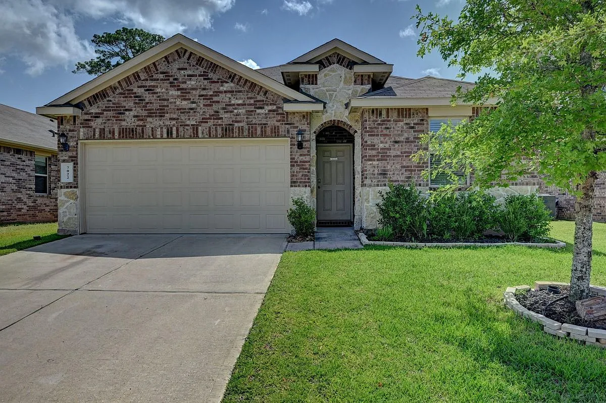 4 bed, 2.0 bath, 1885 sqft, $2,350 — Photo 1