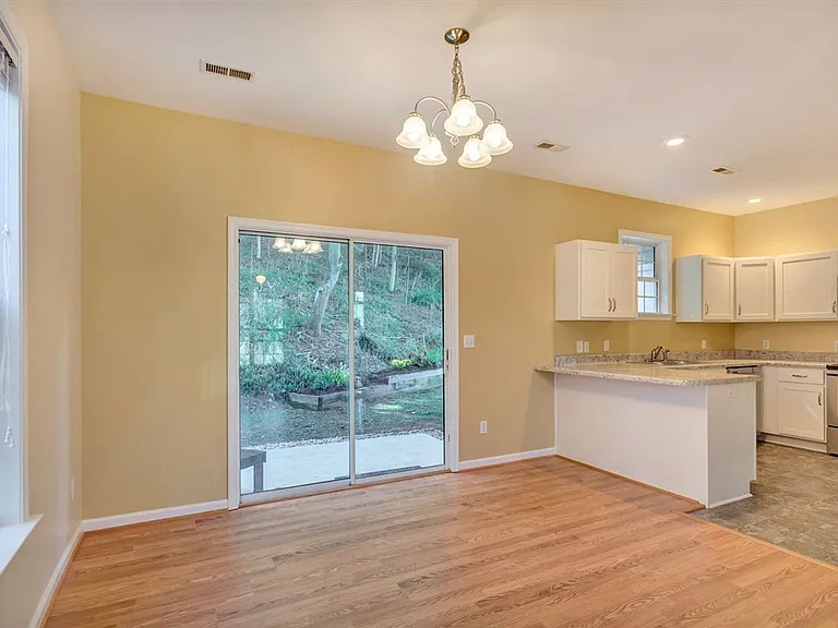 914 Locust Ln — Photo 6