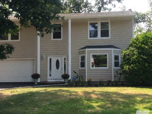 14 E Horseshoe Dr, Roslyn Heights, NY 11577