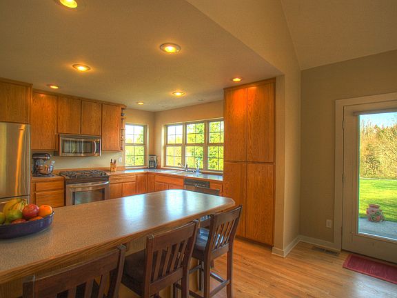 Large Eat-In Kitchen