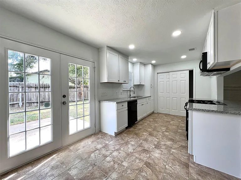 947 Grand Junction Dr — Photo 1