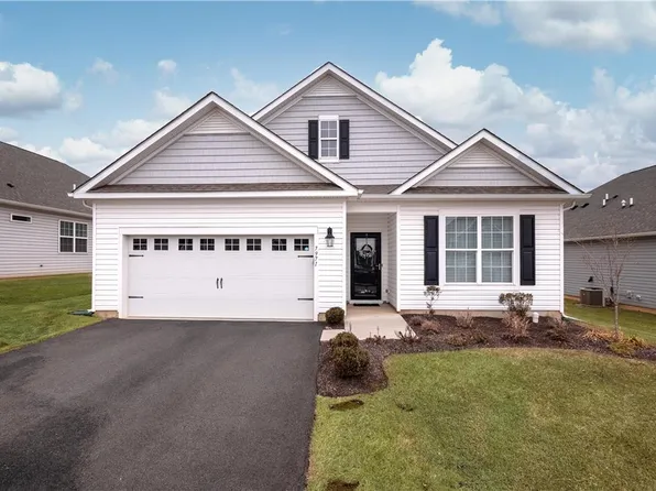 7971 Schaefer Crst, Breinigsville, PA 18031