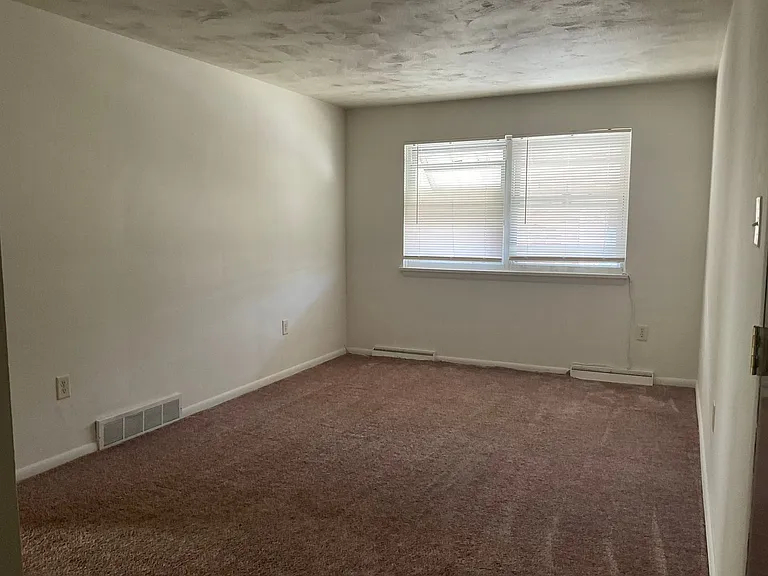 4790 Derry St — Photo 4