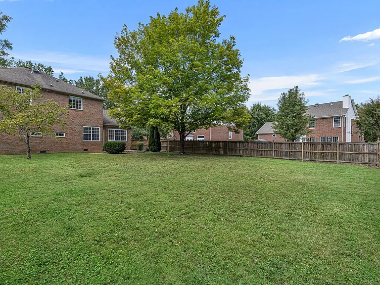 128 Clarendon Cir — Photo 45