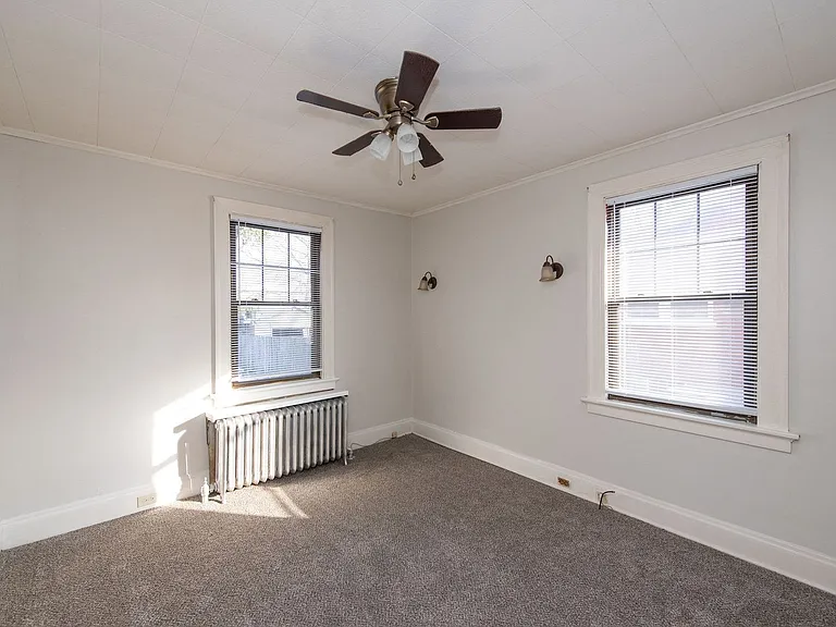 Beautifully updated Tudor style duplex. Upper unit. Large rooms. 2 balconies, private entry. Fenc... — Photo 28