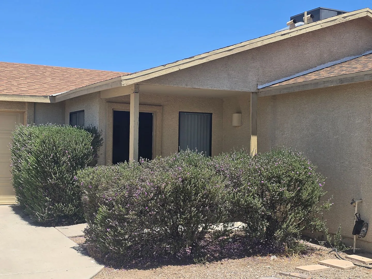 Perfectly Located 4/2 SFR Home — Photo 2