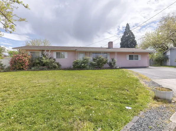 207 Holiday Ln, Central Pt, OR 97502