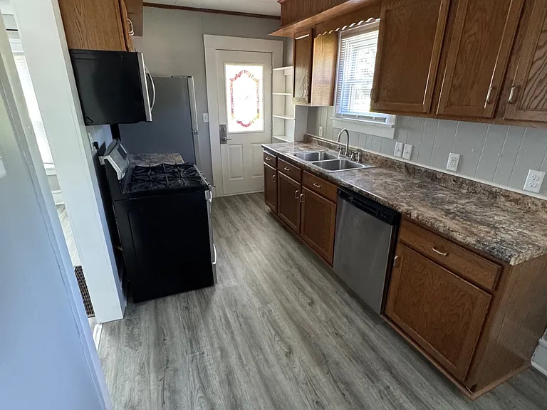 204 SW 7th St — Photo 3