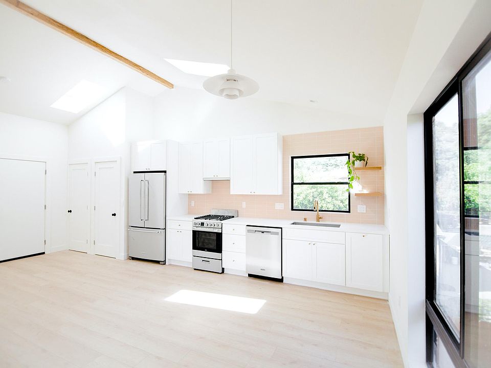 1st image of 2658 Benedict St #1/2