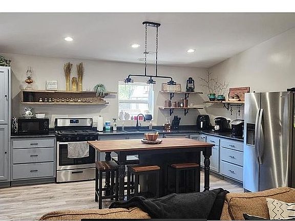 2nd image of 320 Cave Creek Rd