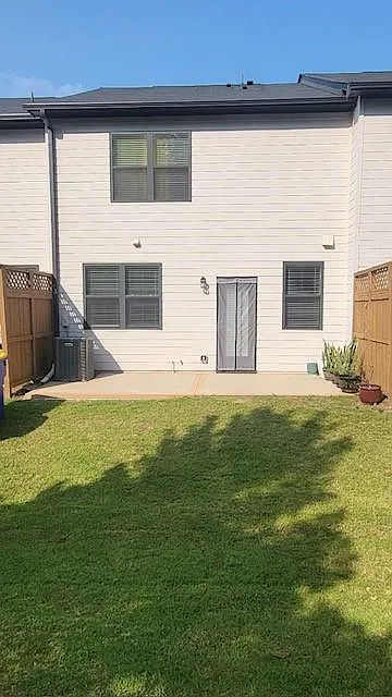 3 bed, 2.5 bath, 1496 sqft, $2,200 — Photo 2
