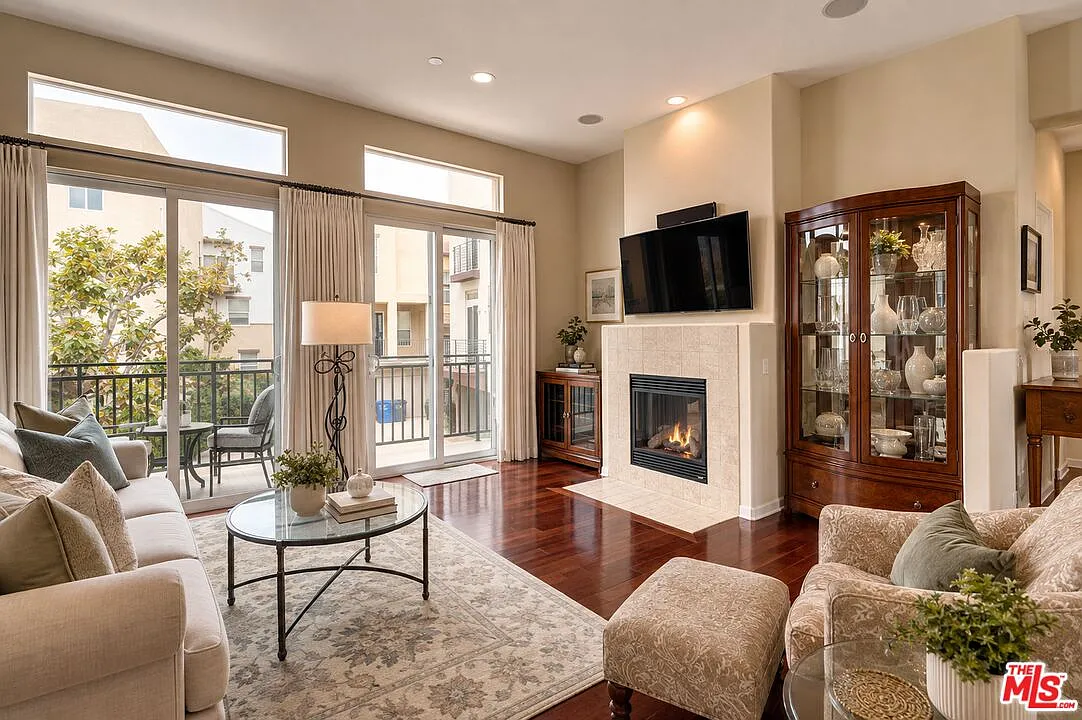 3 bed, 4.0 bath, 1992 sqft, $9,000 — Photo 2