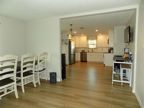 5th image of 7821 Hood St