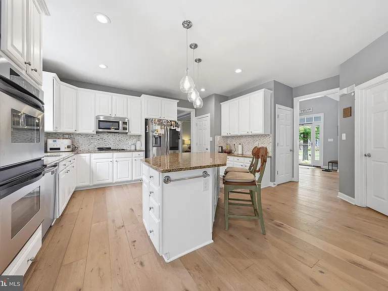 3852 Glasgow Way — Photo 10