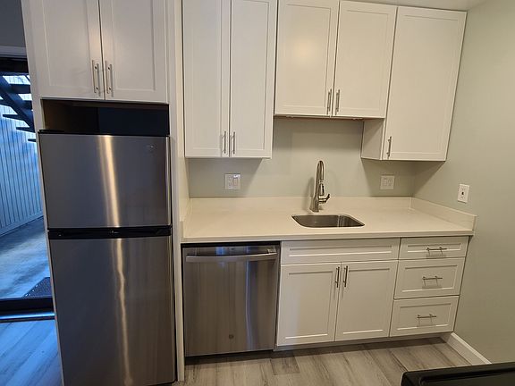 4th image of 1126 Cherry Ave Building 5-301-5