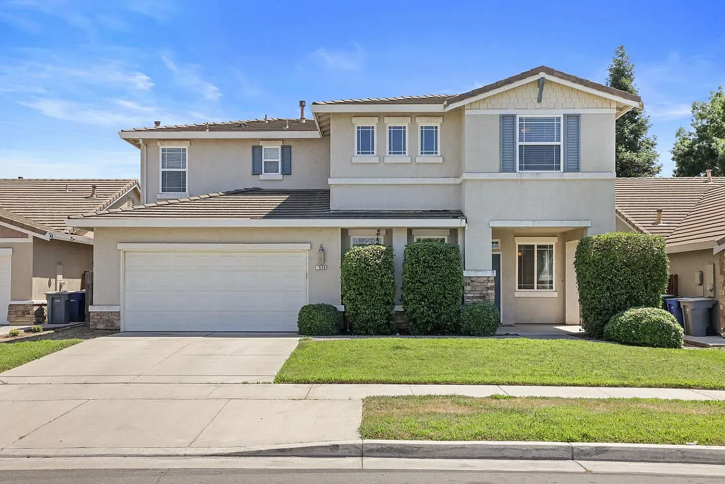 4 bed, 2374 sqft, $2,400 — Photo 1