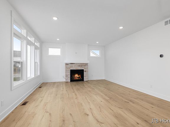 3rd image of 15783 Norwalk Rd