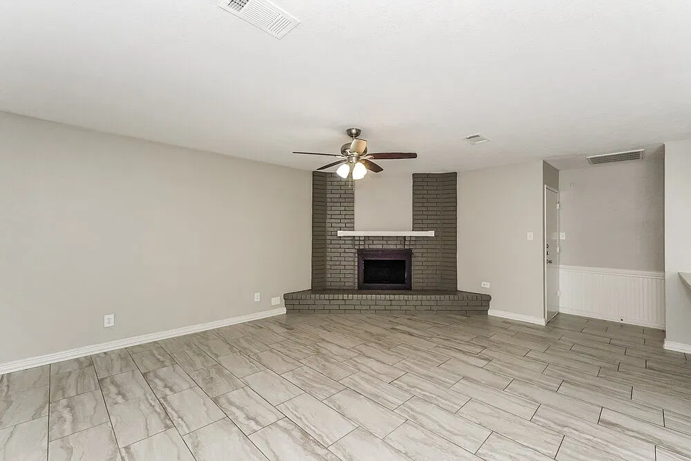 3 bed, 2.0 bath, 1384 sqft, $2,145 — Photo 4