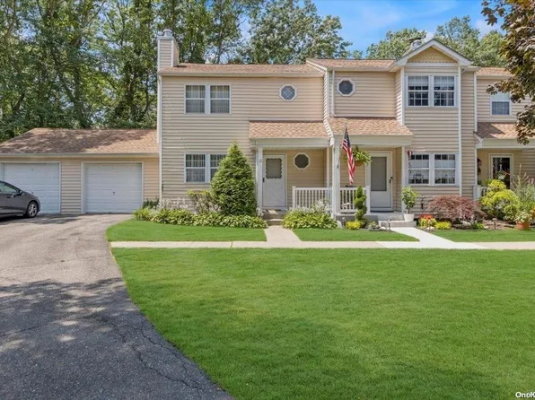 12 Hopkins Commons #12, Yaphank, NY 11980