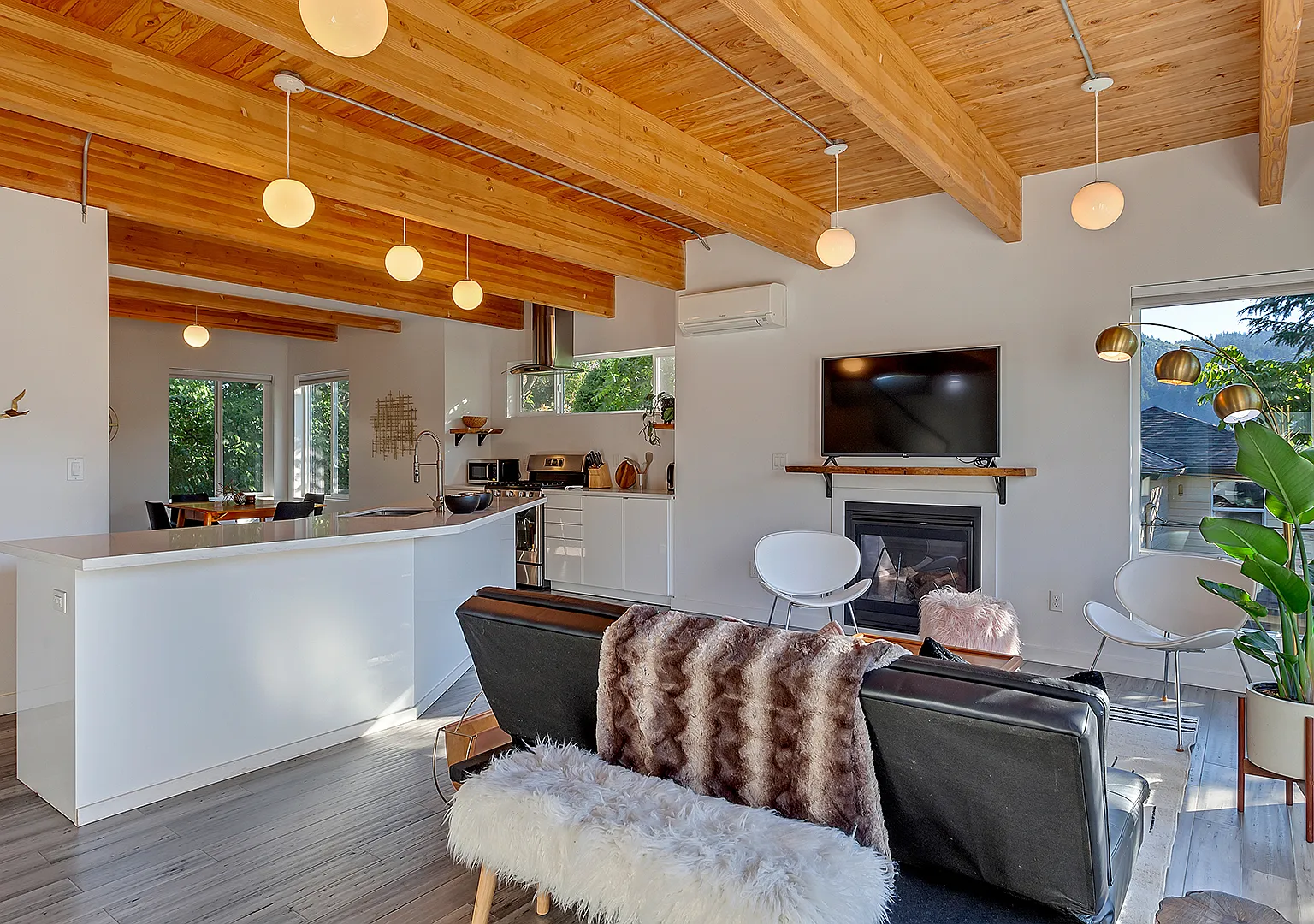 6824 N Catlin Ave — Photo 3