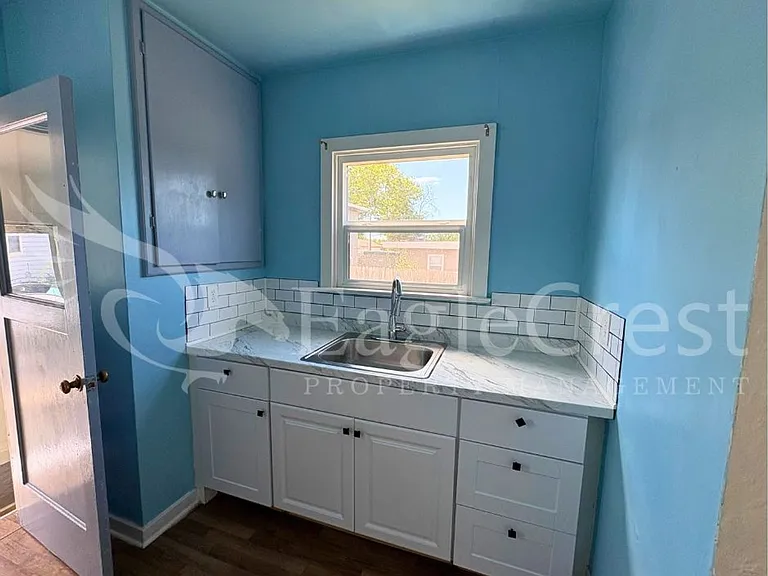 1001 W Chestnut St — Photo 13