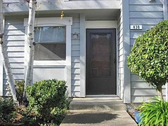 830 Center Ave photo 1