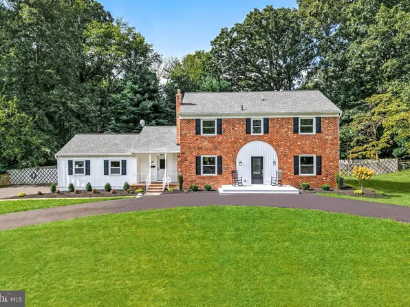 268 N Riding Dr, Moorestown, NJ 08057
