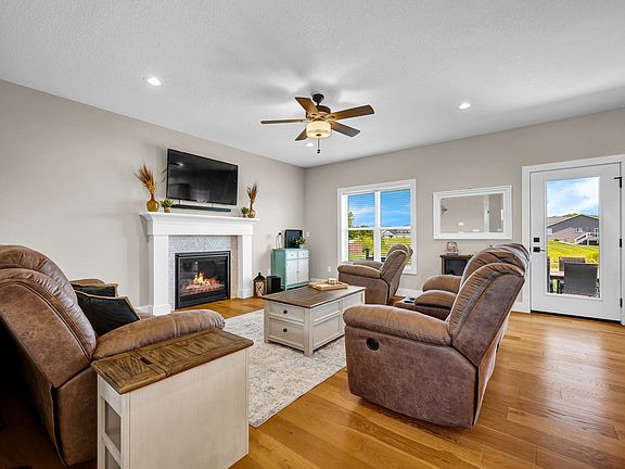 3rd image of 520 Prairie Meadows Dr