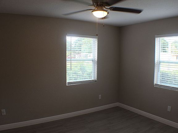 4th image of 2118 Sunrise Dr SW