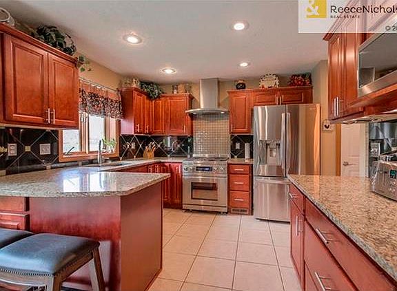 3rd image of 5610 Meadow View Dr