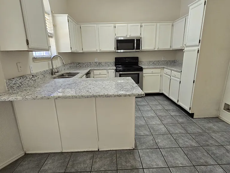 8028 Clear Brook Cir — Photo 4