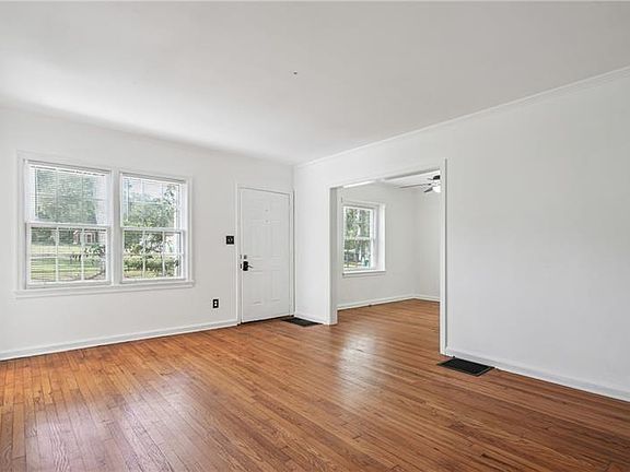 4th image of 30 Woodlawn Ave