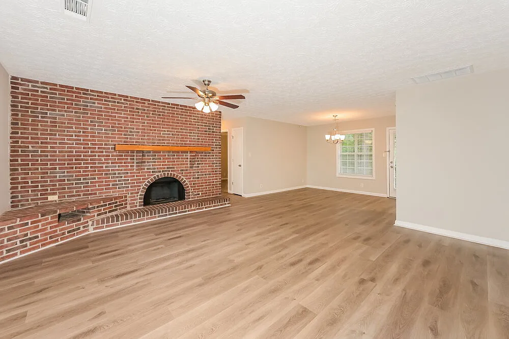 3 bed, 2.0 bath, 1268 sqft, $1,760 — Photo 3