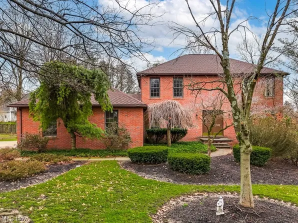 1354 Red Bush Ln, Macedonia, OH 44056