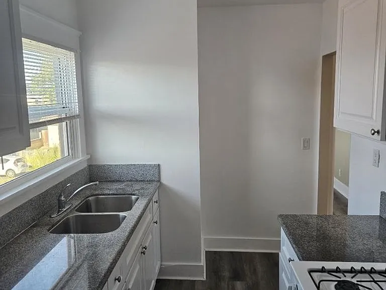 1445 N Warren Ave — Photo 5