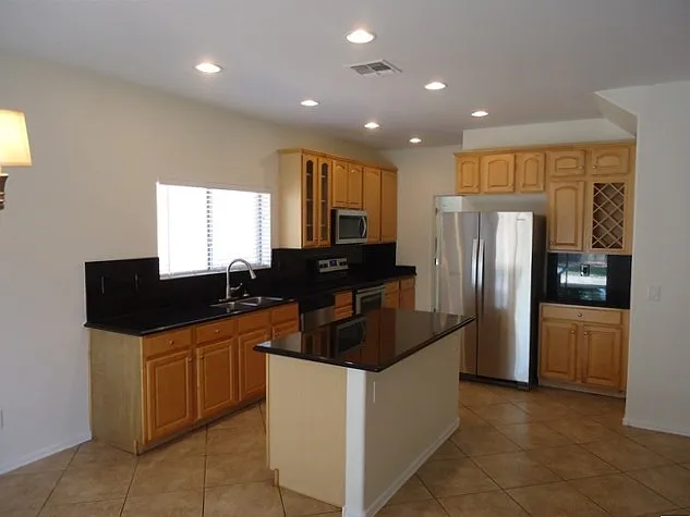 4 bed, 2.5 bath, 2882 sqft, $2,595 — Photo 2