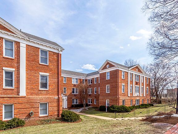 3rd image of 922 S Washington St APT 105