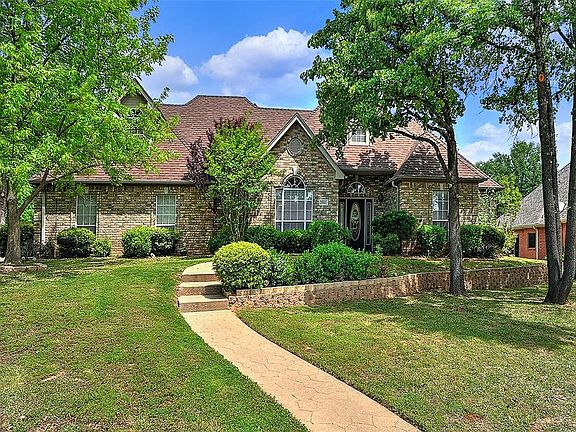 2nd image of 2931 Village Cir
