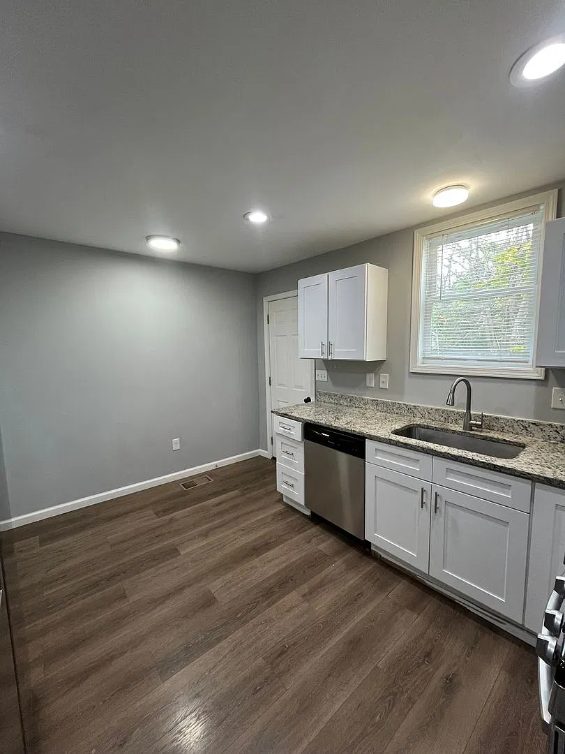 Beautifully Renovated 3-Bedroom Duplex! — Photo 4