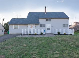 43 Hickory Ln, Levittown, PA