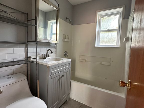 5th image of 2305 Matthews Ave APT 2