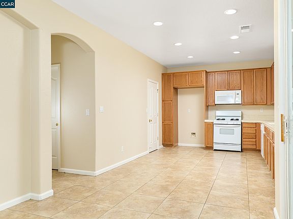 5th image of 874 Devonshire Ln