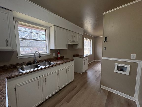4th image of 332 Elmwood St