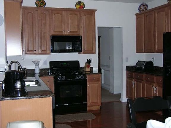 Fabulous KT w/HW floors, granite, upgraded maple cabinets, gas stove